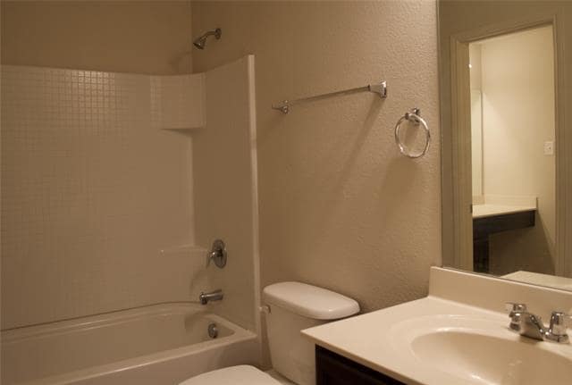 Building Photo - 3804 Oceanview Dr
