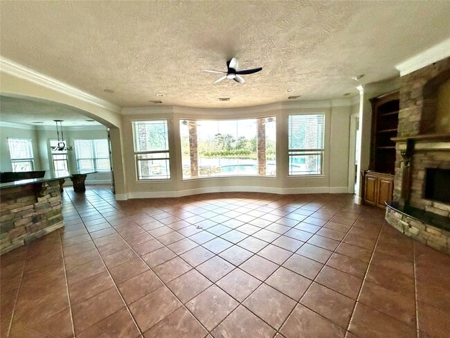 Building Photo - 1631 S Persimmon St