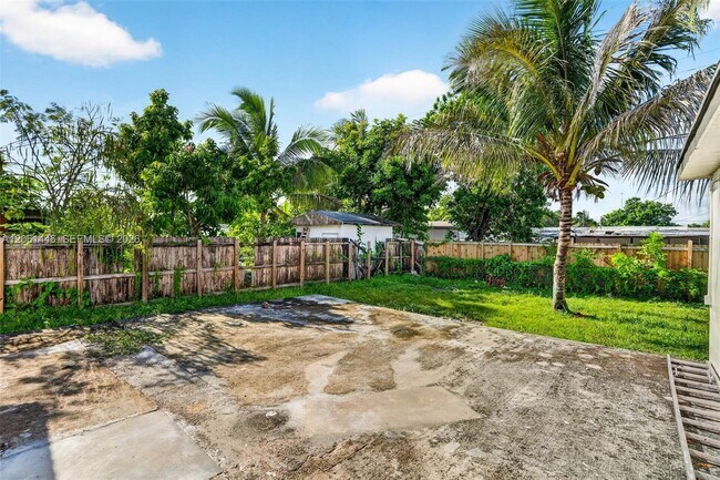 Building Photo - 6240 SW 22nd Ct