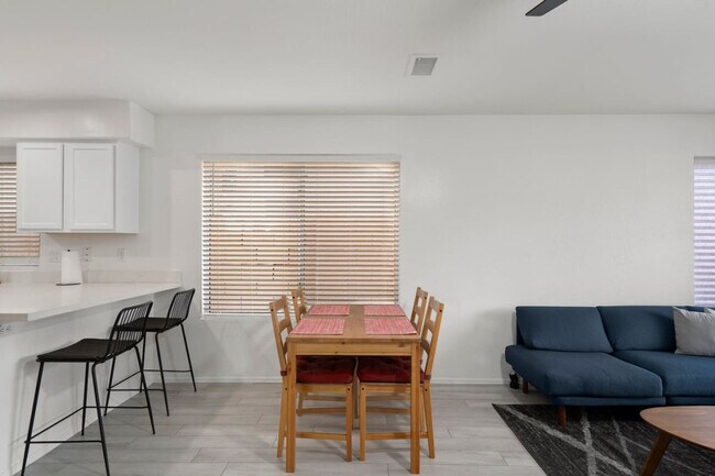 Building Photo - 13682 W Desert Flower Dr