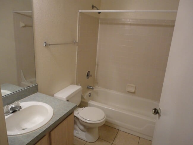 Building Photo - 3/3 Top Floor Unit Windsor Park