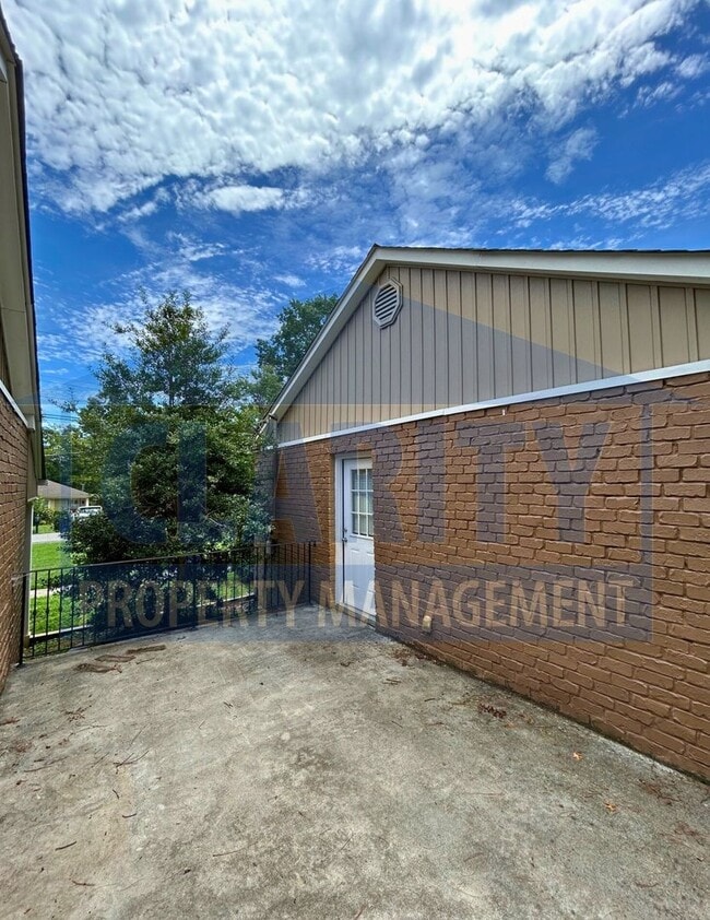 Building Photo - Three bedroom home in Downtown Cleveland!