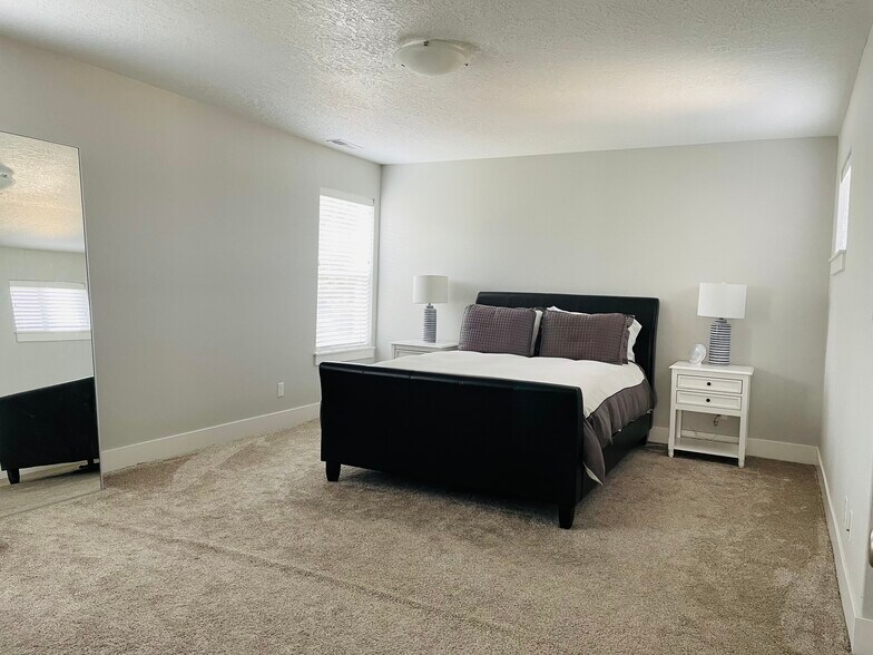 Building Photo - 5675 Boundary Dr S