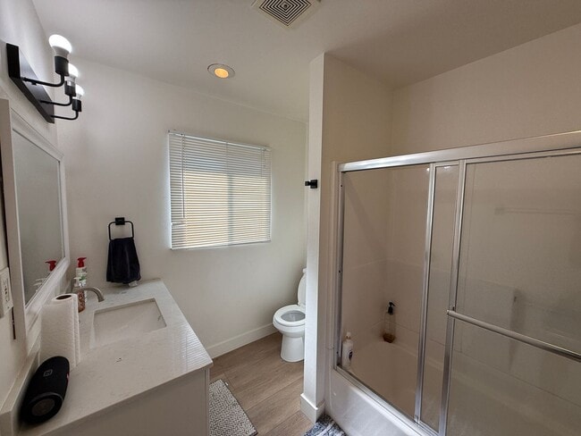 Building Photo - 5BD 3 BA with a Great Yard!