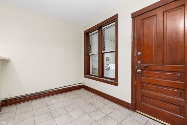 Building Photo - 2 br, 1 bath Condo - 1719 N Wood St Apt 1