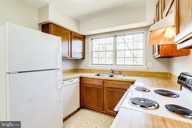 Building Photo - 7758 New Providence Dr