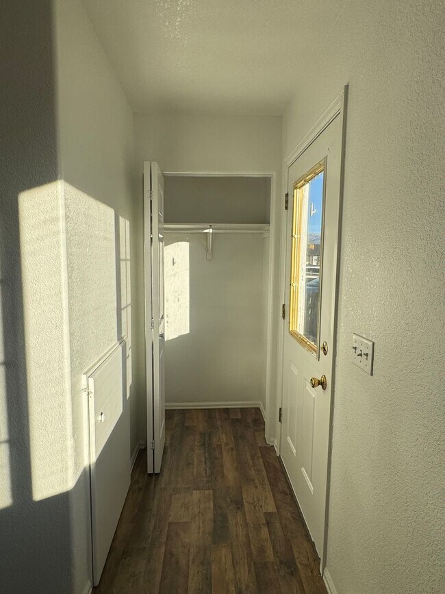 Building Photo - 481 1/2 Tracy Dr