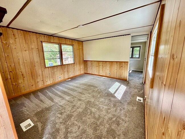 Building Photo - 27 Lynnbrook Ave