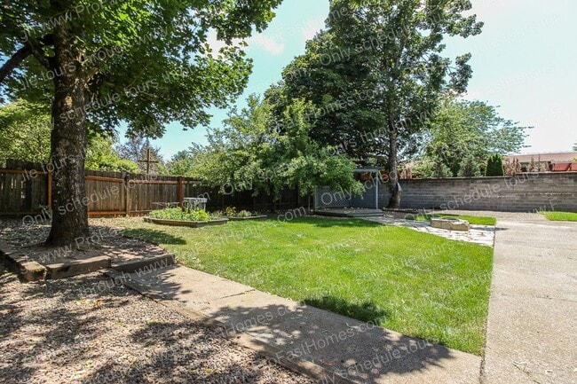 Building Photo - 160 SW Towle Ave