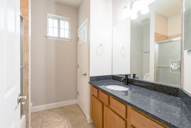 Building Photo - 2508 SW 35th Pl