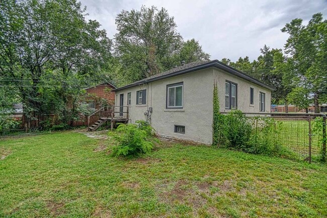 Building Photo - Newly Remodeled Campus Property! Lawn Care...