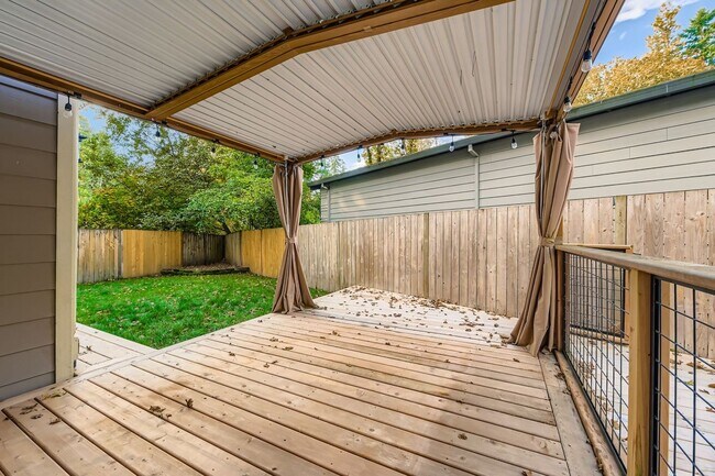 Building Photo - 3BR/3BA Beaverton Home — Central A/C, Vaulted Ceilings, Fenced Yard & 2-Car Garage | No HOA