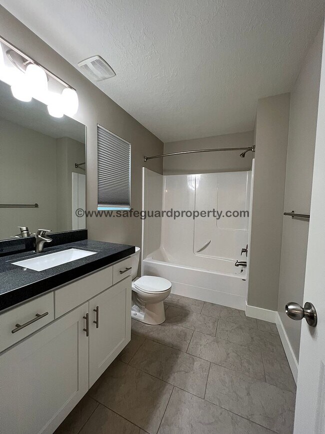 Building Photo - Stunning Townhome in Draper Creekside Comm...