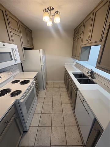 Building Photo - 904 N Austin St