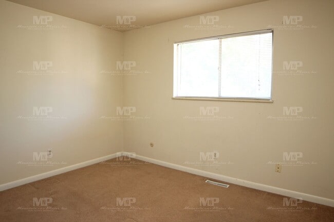 Building Photo - 447 W Swallow Rd