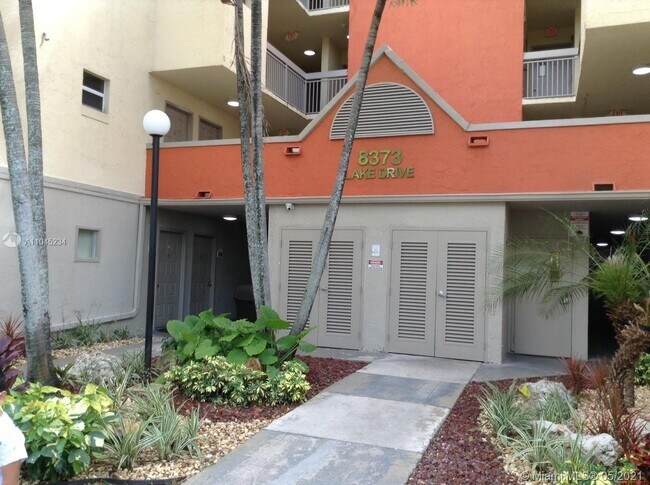 Building Photo - 8373 Lake Dr