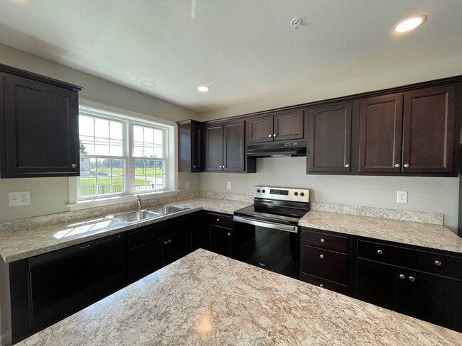 Building Photo - 3 bedroom 2.5 bathroom Townhome in Lancaster!