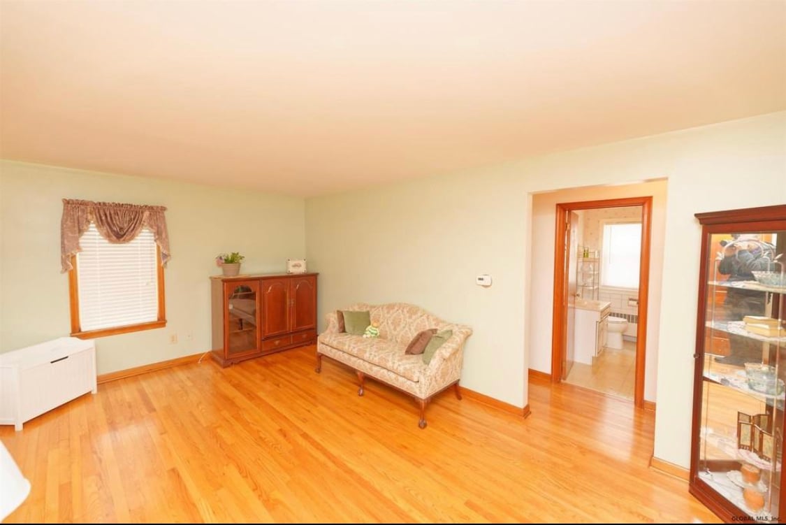 Living room - 47 Lockrow Blvd