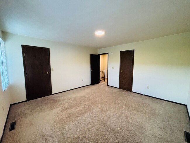 Building Photo - 2 Bedroom, 1.5 Bath Townhouse