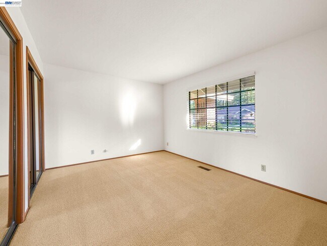 Building Photo - 261 St Paul Dr