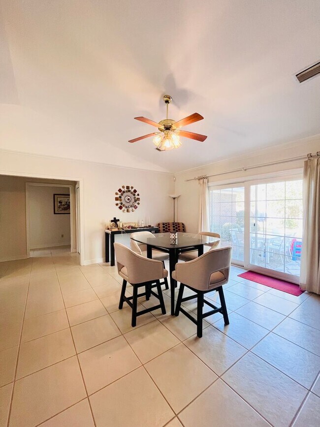 Building Photo - Fabulous 3 Bed/2 Bath with 2 car garage home