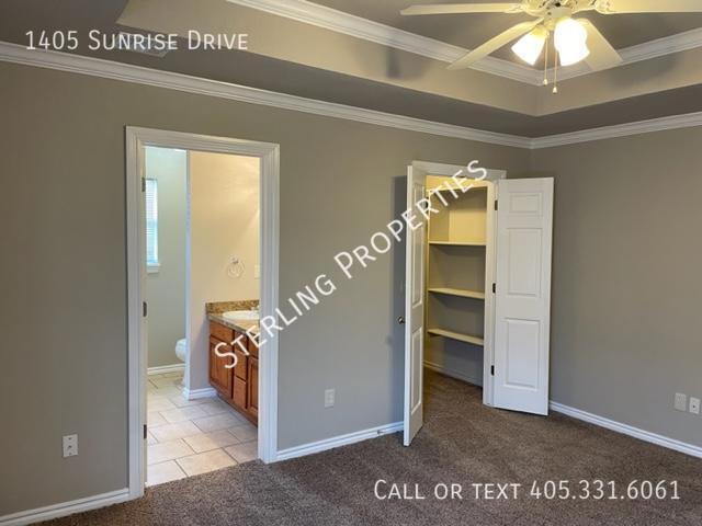 Building Photo - 1405 Sunrise Dr