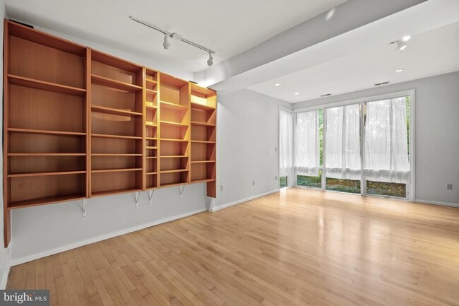 Building Photo - 2227 Glasgow Rd