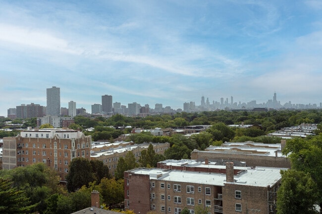 Building Photo - 1325 W Wilson Ave