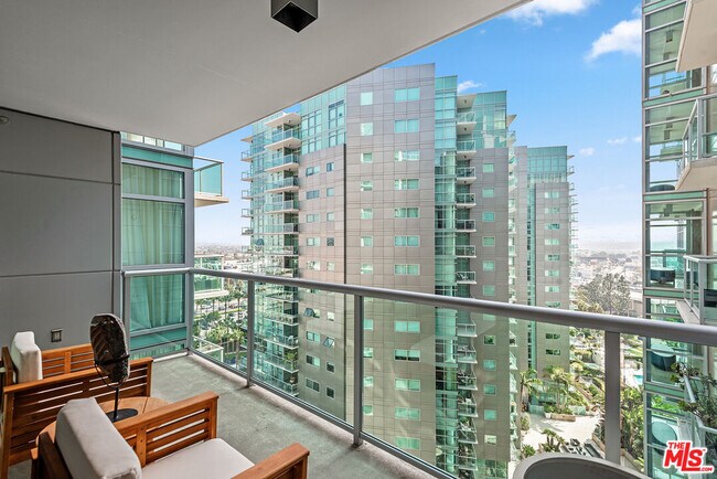 Building Photo - 13700 Marina Pointe Dr