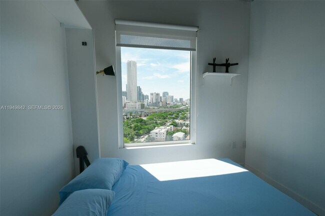 Building Photo - 10 SW South River Dr