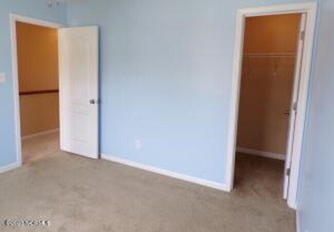 Building Photo - 4 Bedroom 2.5 Bathroom home located in Carolina Subdivision