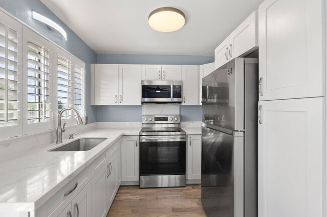 Building Photo - Discover this top-floor, two-bedroom, one-...