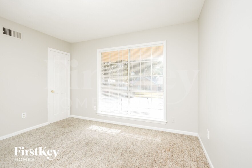 Building Photo - 3347 Bluemont Dr