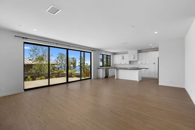 Building Photo - Modern Coastal Lease in Top of the World