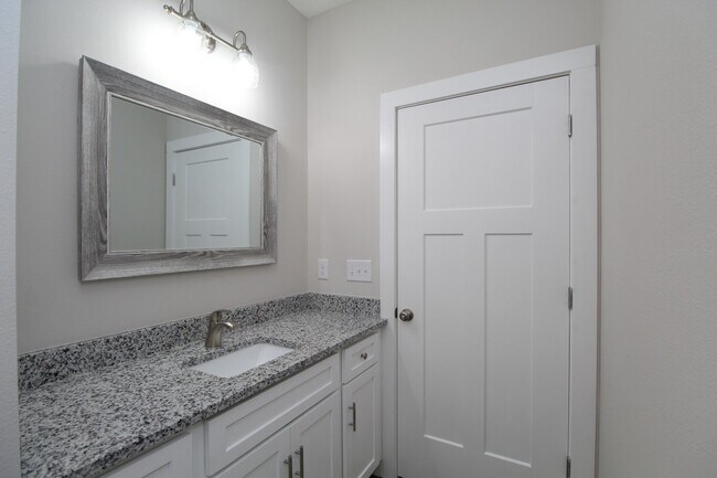 Building Photo - Spacious 3BR/2BA Home with Move-In Special...
