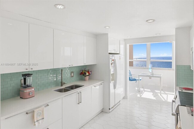 Building Photo - 1 Grove Isle Dr