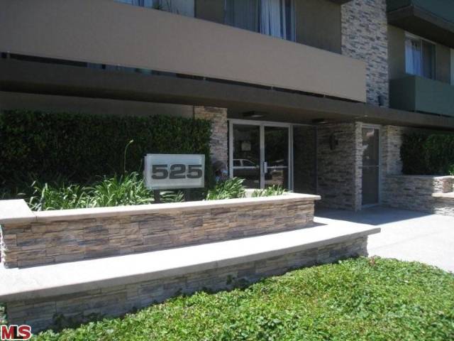 Entrance - 525 N Sycamore Ave