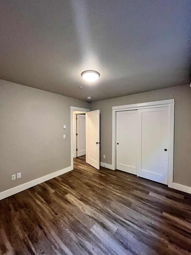 Building Photo - Large 3 Bedroom 2 Bathroom! In-Unit Washer...