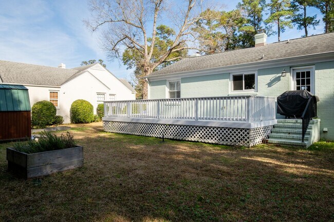 Building Photo - Fully furnished- Beautiful Forest Hills Home