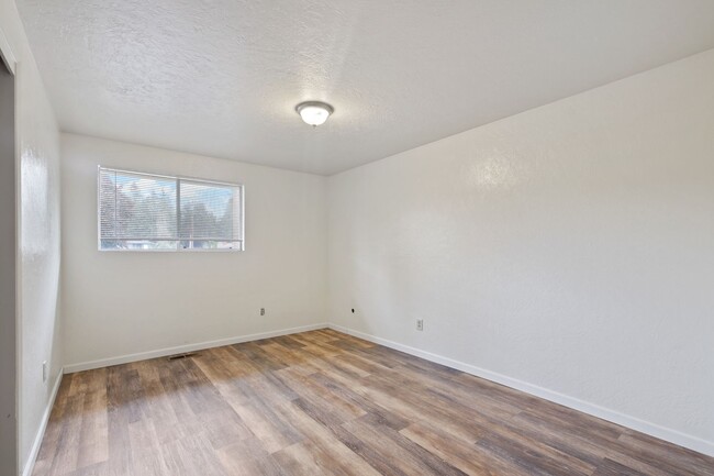 Building Photo - Move in Ready now! Easy JBLM commute, 3 be...