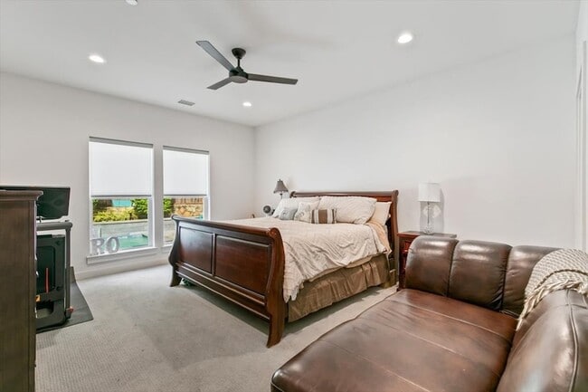 Building Photo - 809 Meadowbend Loop S
