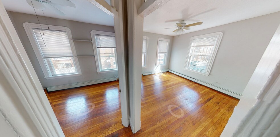 Building Photo - 564 Green St
