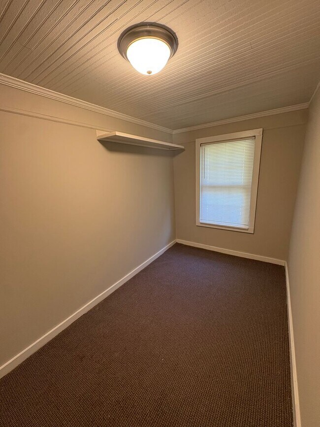 Building Photo - Won't LAST 2 Bedroom 1 bath Home with BONU...