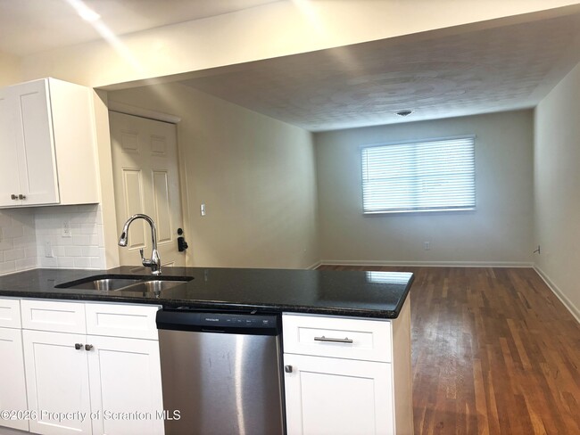 Building Photo - 15 Little St