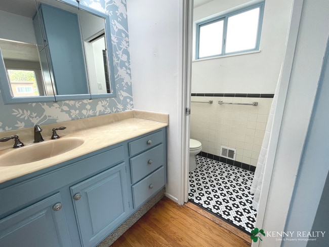 Building Photo - Large Five Bedroom, Three Bathroom with In...