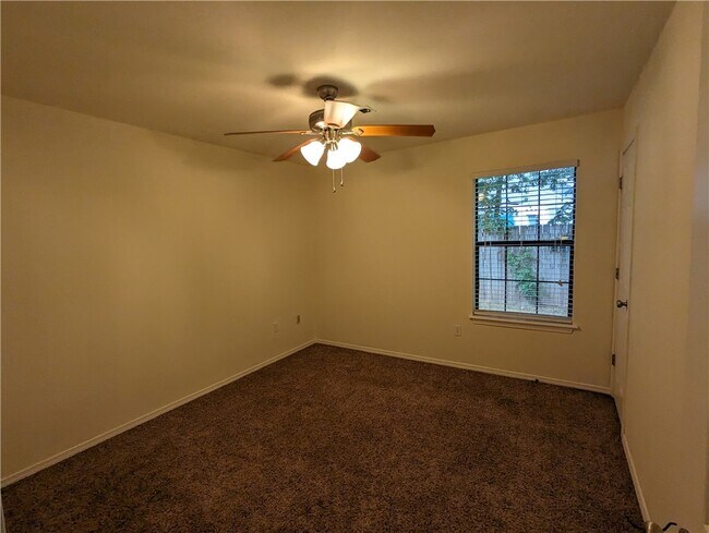 Building Photo - 2046 E Farr Ln