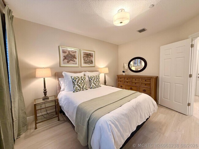 Building Photo - 809 Estancia Wy