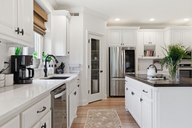 Building Photo - {10500} Luxury Living in Mills Crossing Estates +  Spacious Floorplan with Designer Finishes