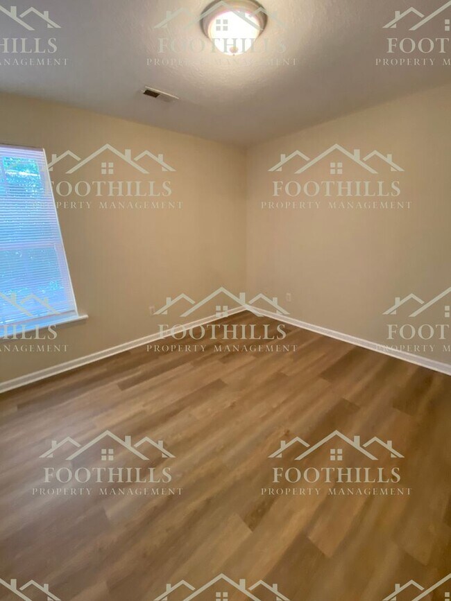 Building Photo - Single Family Home with Attached Garage