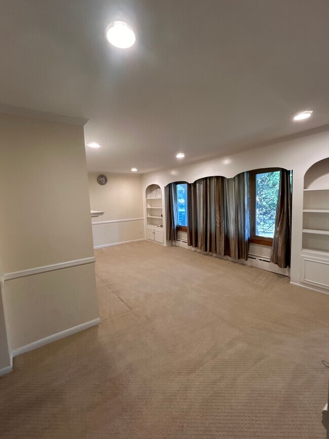 Building Photo - 879 Grove Ave